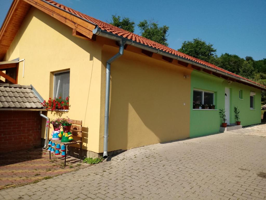 Napsugár Vendégház - Standard Double Or Twin Room