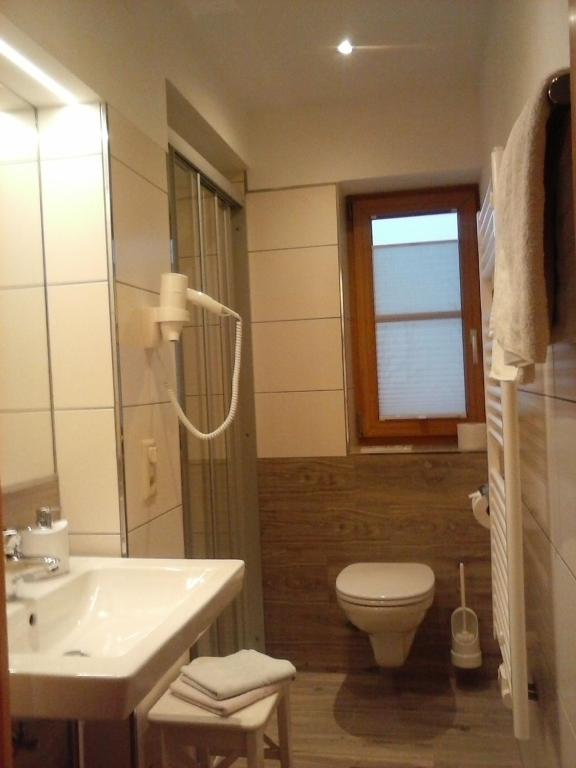 Koupelna v ubytování Biobauernhof Windbachgut
