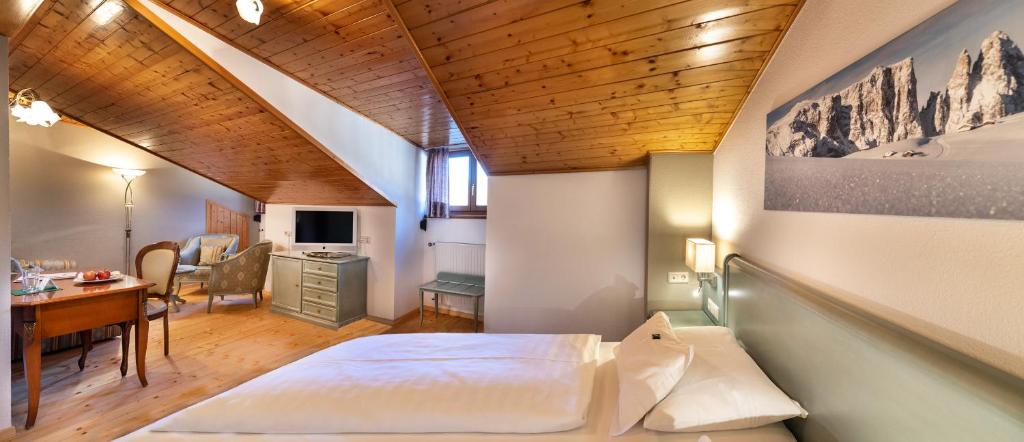 TV a/nebo společenská místnost v ubytování Hotel Zum Turm