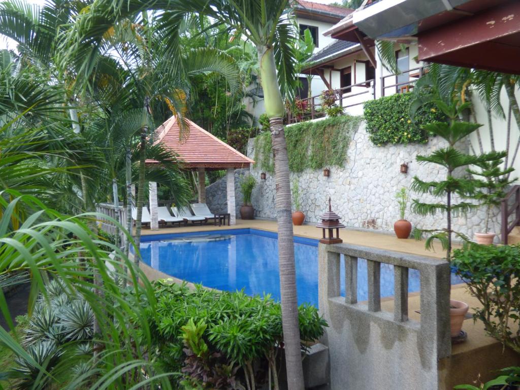 Bazén v ubytování Baiyok Villa seaview and edge pool nebo v jeho okolí