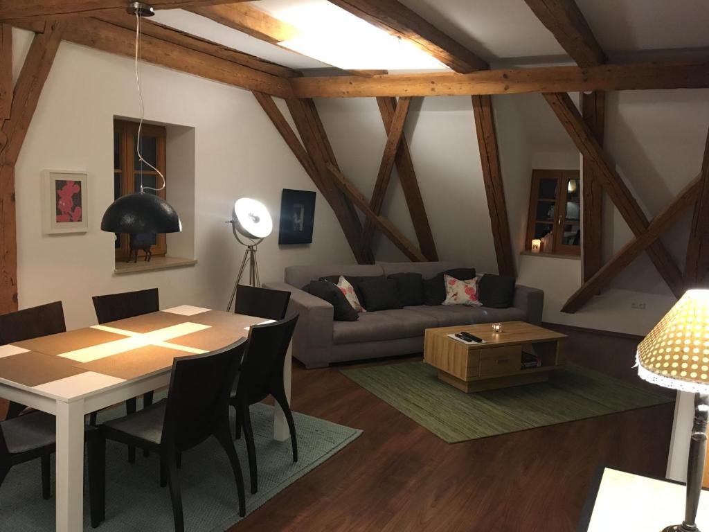 a living room with a table and a couch at Ferienwohnung Loh 2 in Dießen am Ammersee