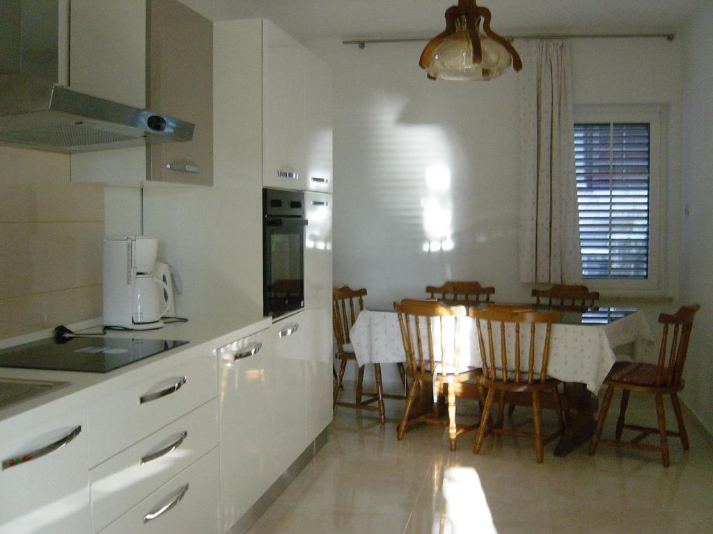 Kuchyň nebo kuchyňský kout v ubytování Ferienwohnung Ana