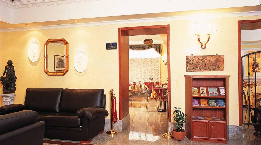 sala de estar con sofá y espejo en Hotel Stromboli, en Roma