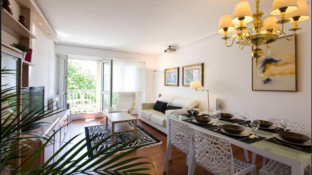 a living room with a table and a couch at Apartamento PioXII Center in San Sebastián