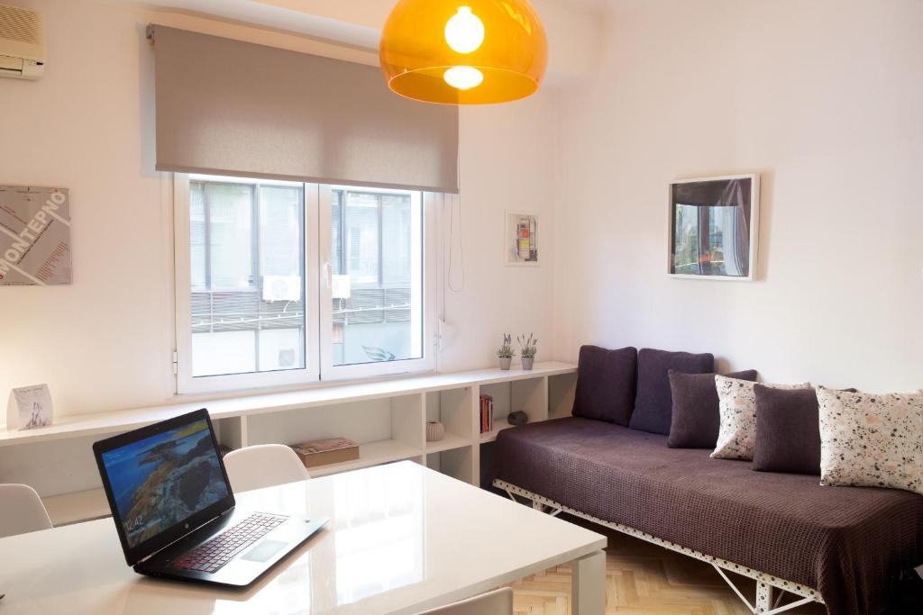 White n Bright Studio Apt - Housity