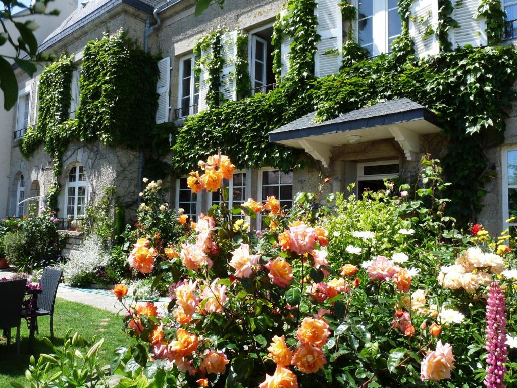 ル・ギルヴィネックにあるMaison d'hôtes Cap Ouestの花の家の前の庭