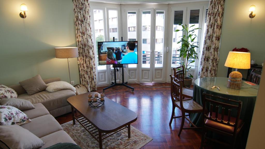 リスボンにあるAvenida Cozy Apartmentのリビングルーム(ソファ、テーブル付)