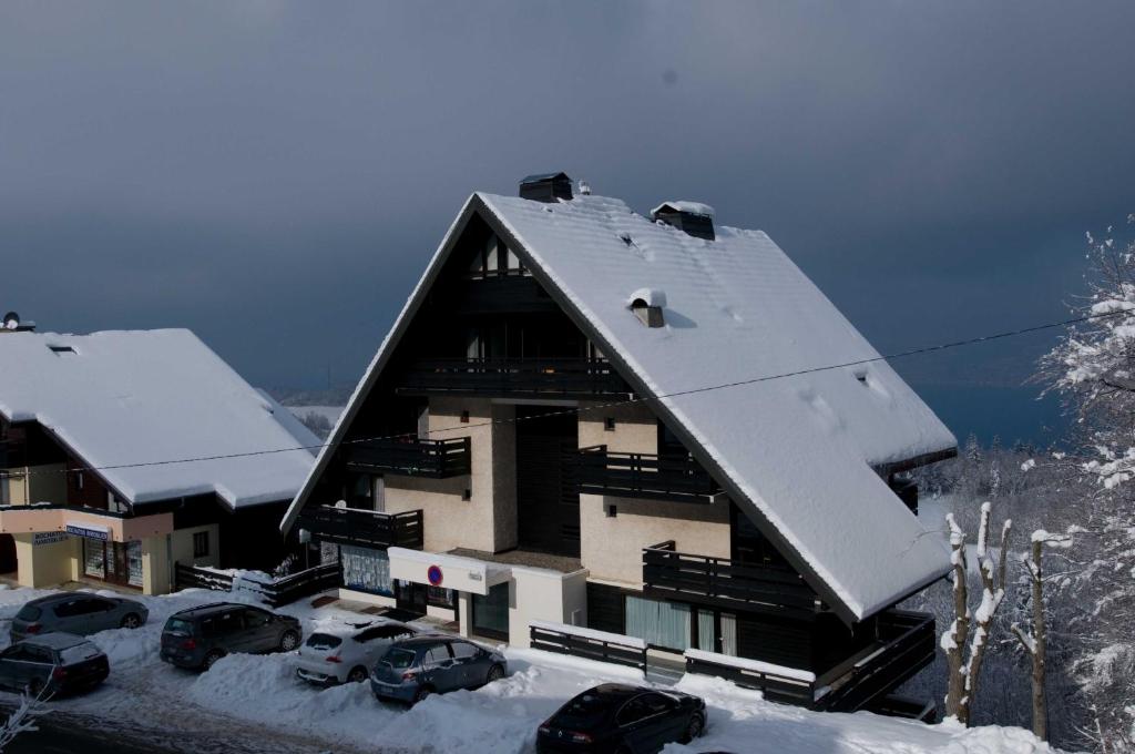 un bâtiment avec un toit recouvert de neige dans l'établissement Duplex Le Yéti 16 Station Thollon les Mémises, à Thollon-les-Mémises