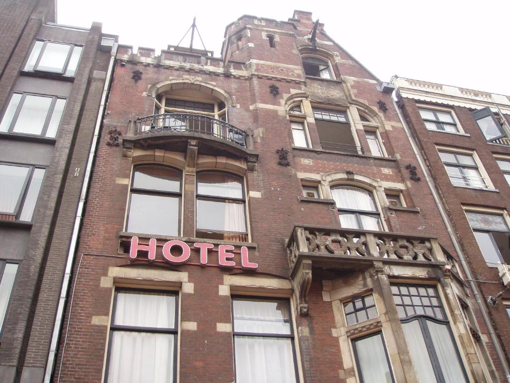 een hotelbord aan de zijkant van een bakstenen gebouw bij Hotel Manofa in Amsterdam
