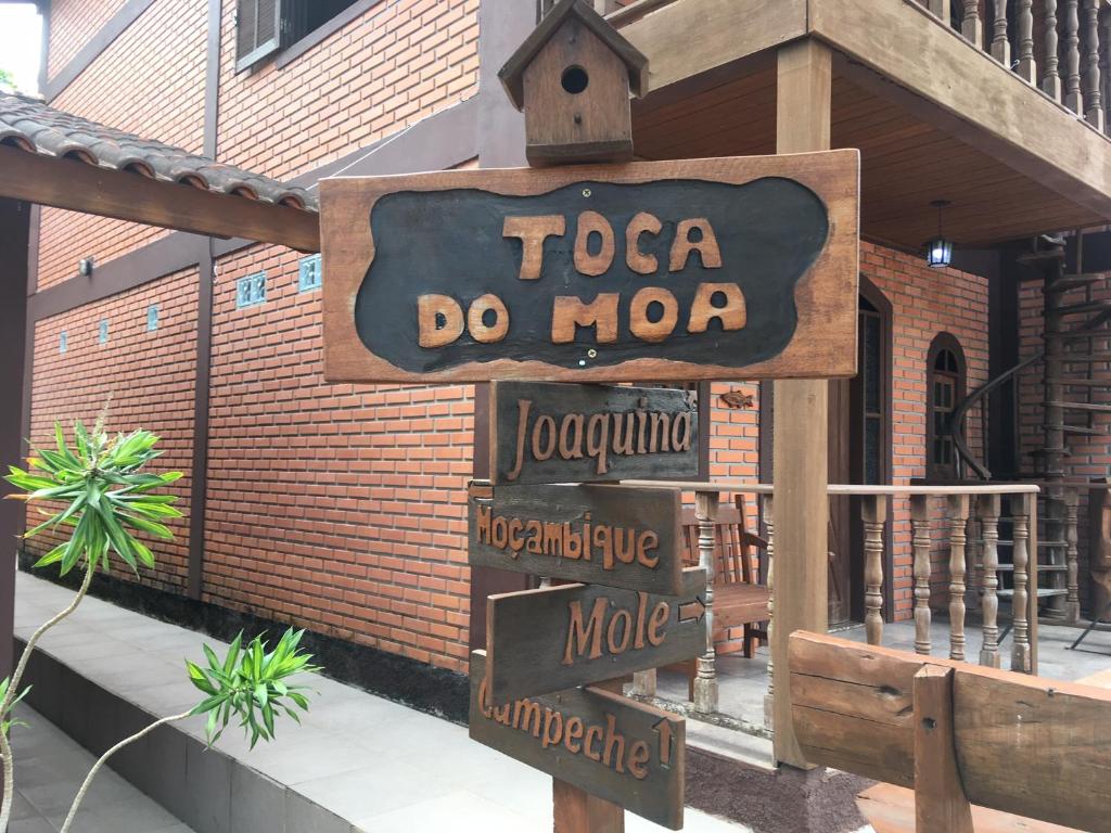 un cartello per un taco do moc di fronte a un edificio di Toca do Moa a Florianópolis