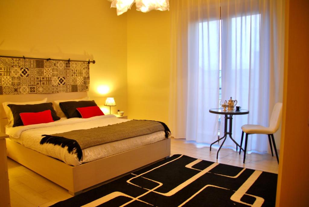クアルトゥ・サンテーレナにあるcasa carlettaのベッドルーム1室(ベッド1台、テーブル、椅子付)