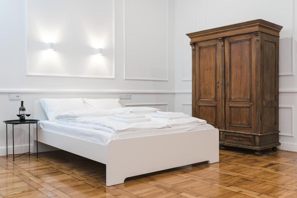 Old Time Apartments - Standard Apartment