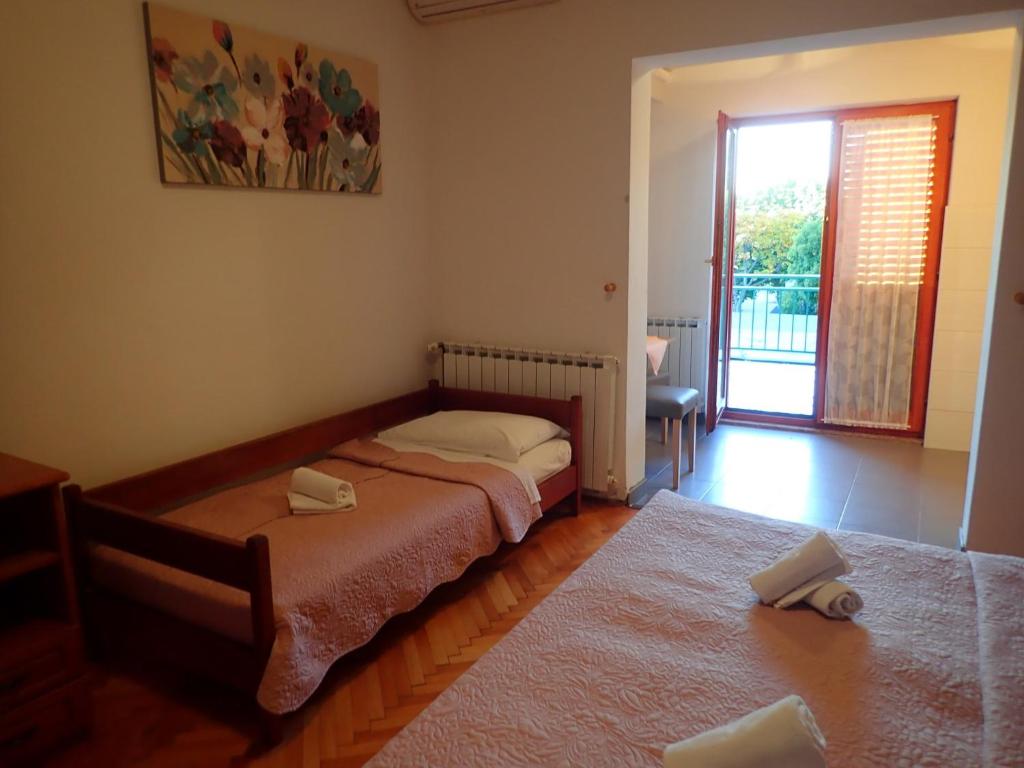 Zdjęcie z galerii obiektu Apartments in Starigrad-Paklenica 33853 w mieście Starigrad-Paklenica