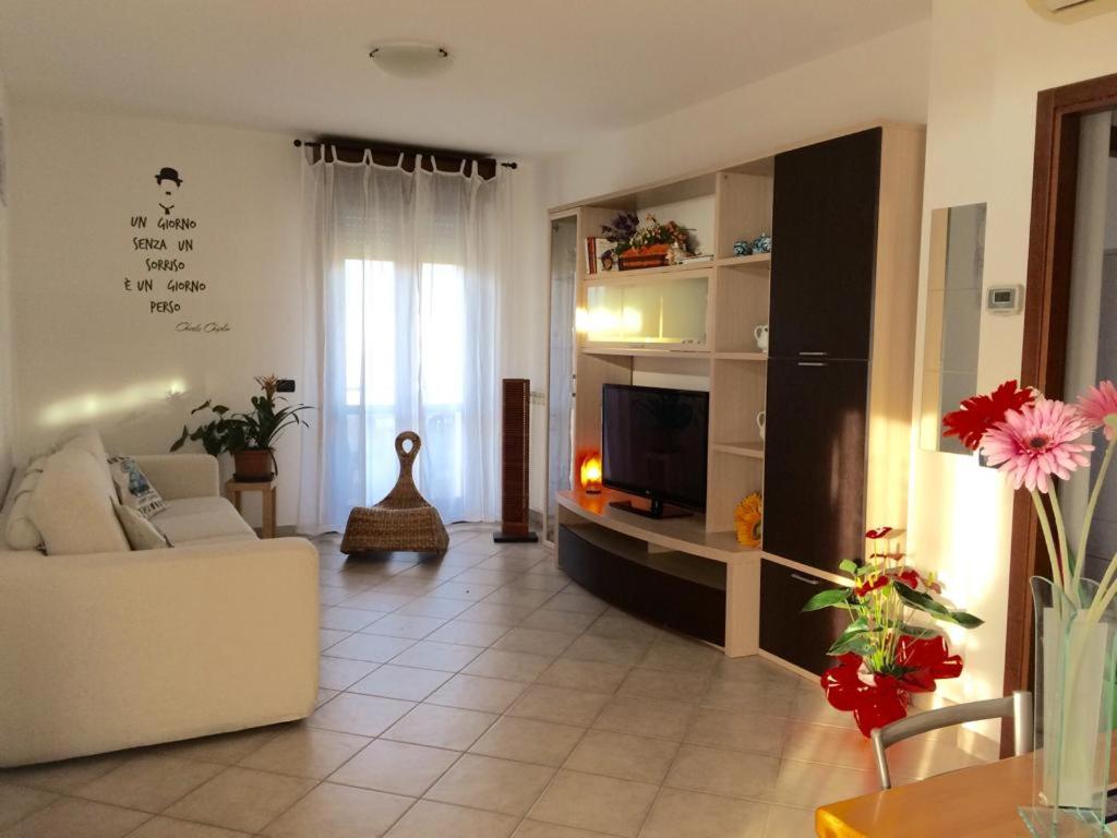 ein Wohnzimmer mit einem Sofa und einem TV in der Unterkunft Casa Lella in Montecatini Terme