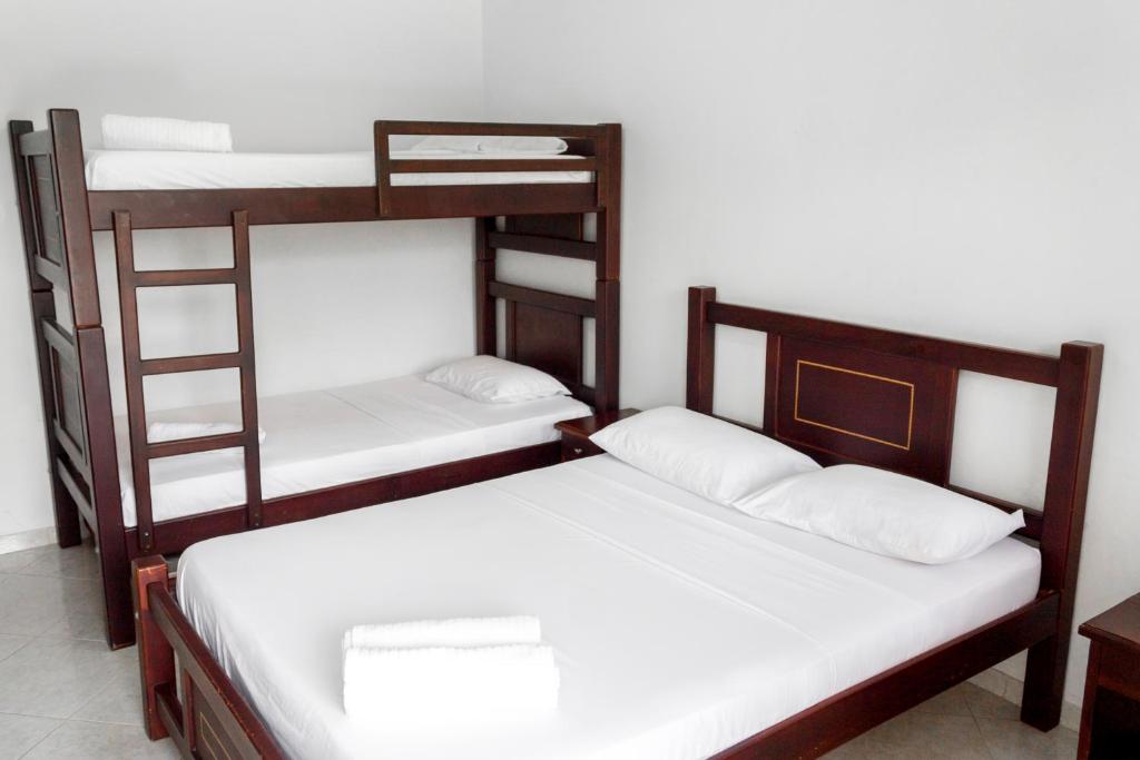 Postel nebo postele na pokoji v ubytování Victoria Imperial Hotel
