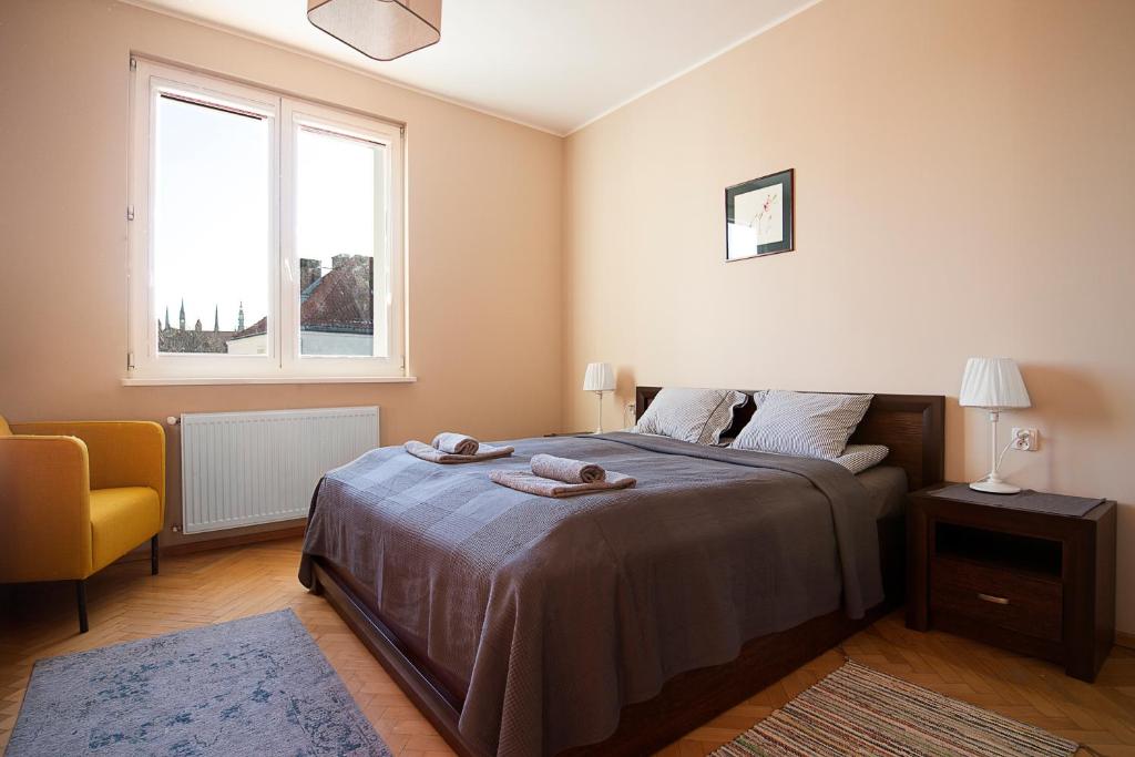グダニスクにあるBielski Apartmentsのベッドルーム1室(ベッド1台、タオル2枚付)