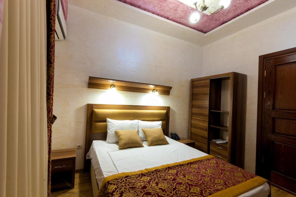Postel nebo postele na pokoji v ubytování Iberia Palace Hotel