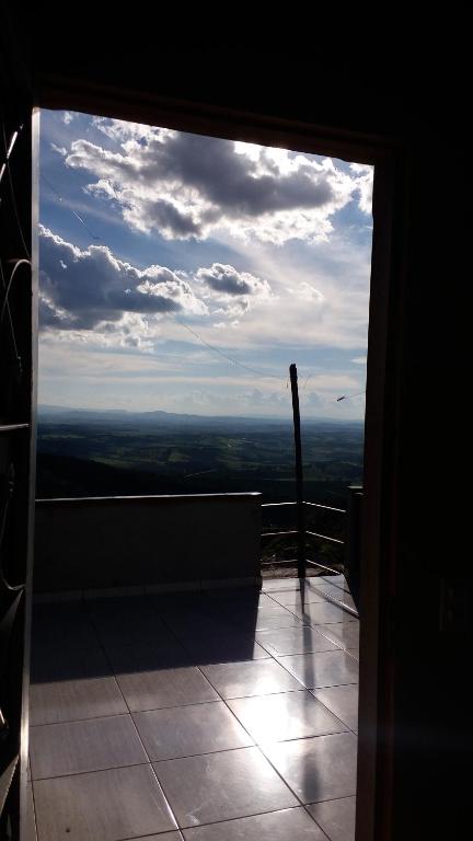 - Balcón con puerta de cristal y vistas en Casa Pôr do Sol, en São Thomé das Letras