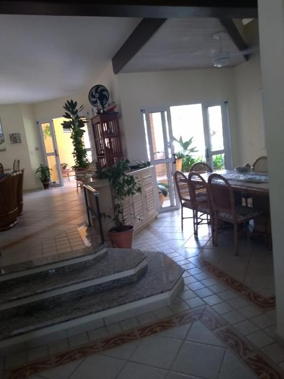  Casa de alto padrão a 150m da praia