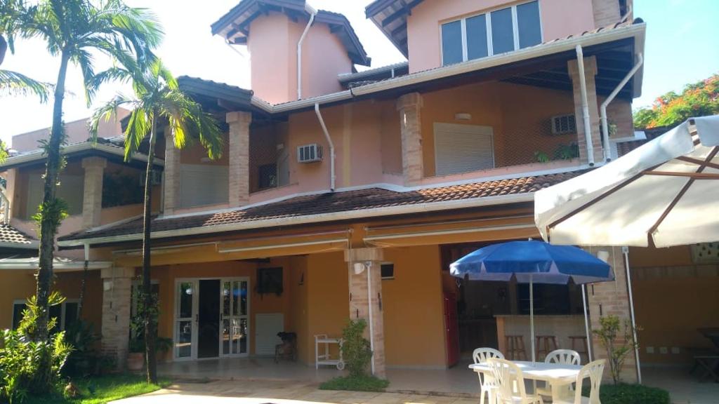  Casa de alto padrão a 150m da praia