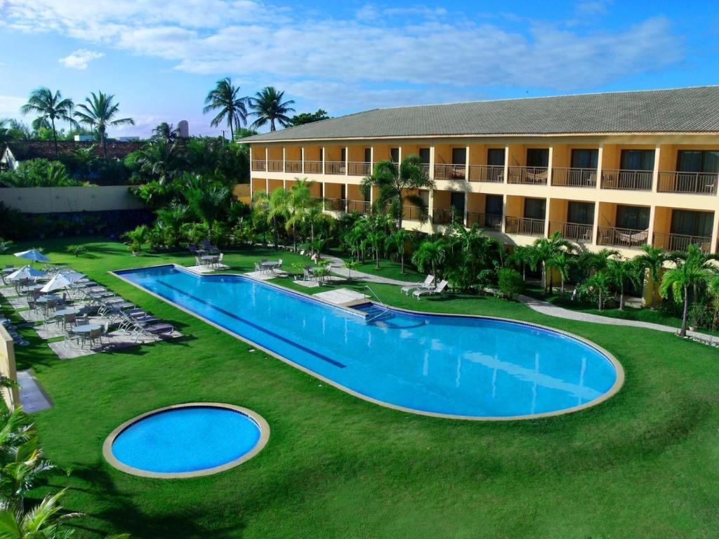 una vista aérea de un complejo con una gran piscina en Catussaba Business Hotel en Salvador