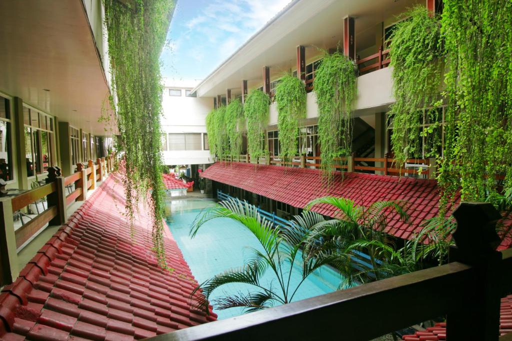 Bazén v ubytování Hotel Karthi Kuta nebo v jeho okolí