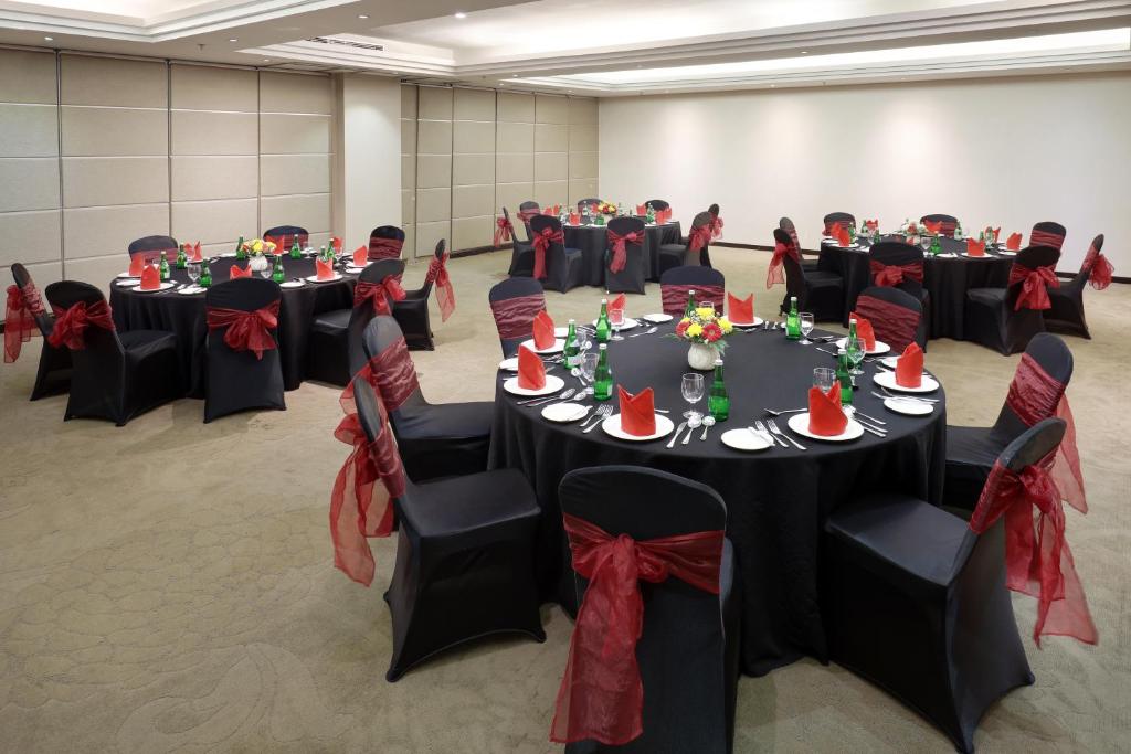a group of people sitting at tables in a room at Swiss-Belhotel Airport Jakarta in Tangerang