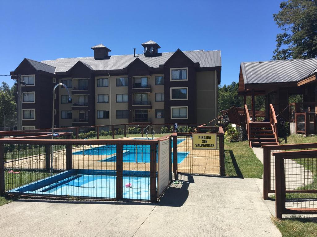 - Vistas al complejo de apartamentos desde el parque infantil en Parque del Volcan Pucon, en Pucón