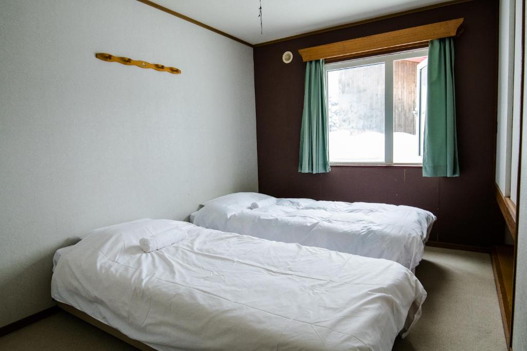 Postel nebo postele na pokoji v ubytování Absolute Niseko Lodge