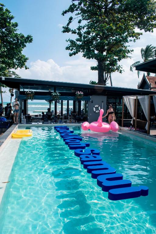 Bazén v ubytování Lub d Koh Samui Chaweng Beach - Beachfront & Vibrant Social Vibe nebo v jeho okolí