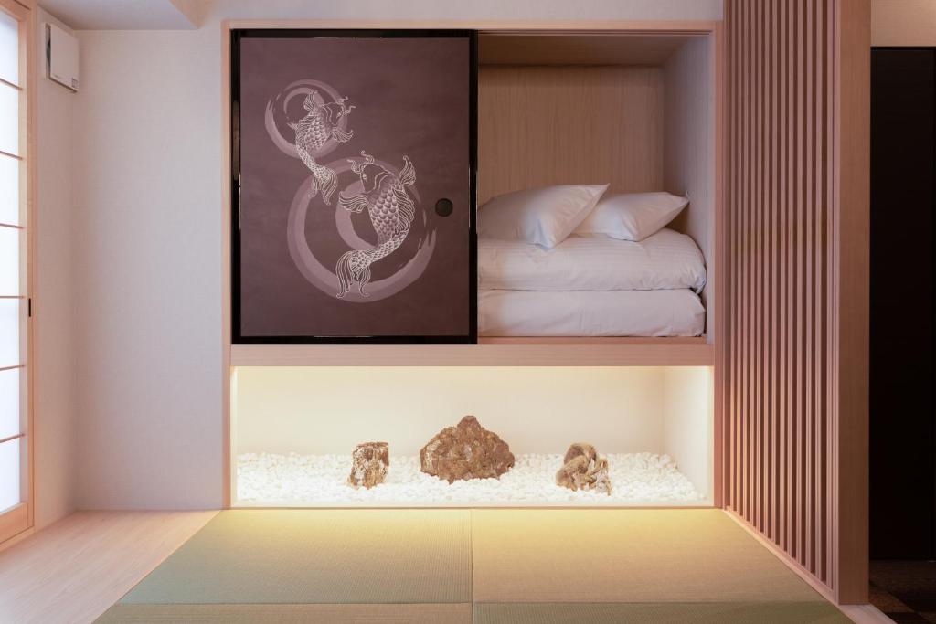 Postel nebo postele na pokoji v ubytování Zen Kyoto Apartment Hotel
