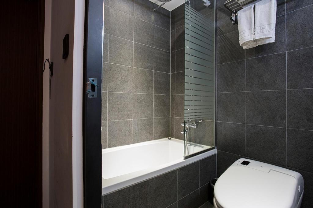 Koupelna v ubytování Vella Suite Hotel