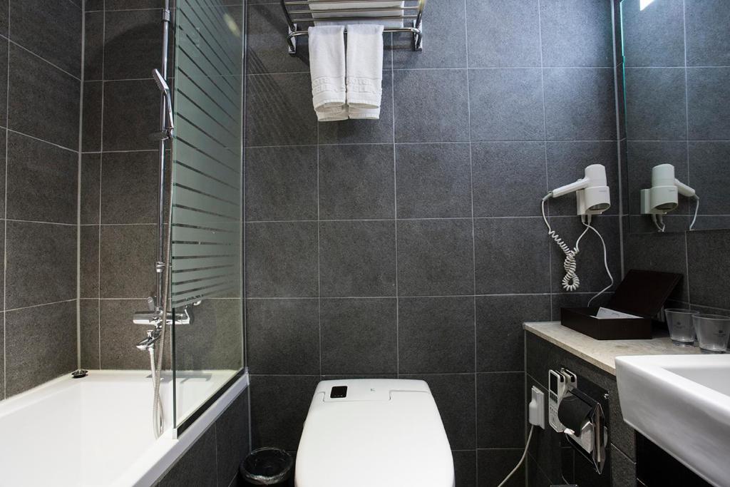 Koupelna v ubytování Vella Suite Hotel