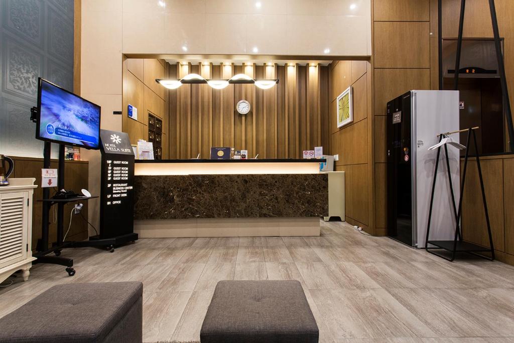 TV a/nebo společenská místnost v ubytování Vella Suite Hotel