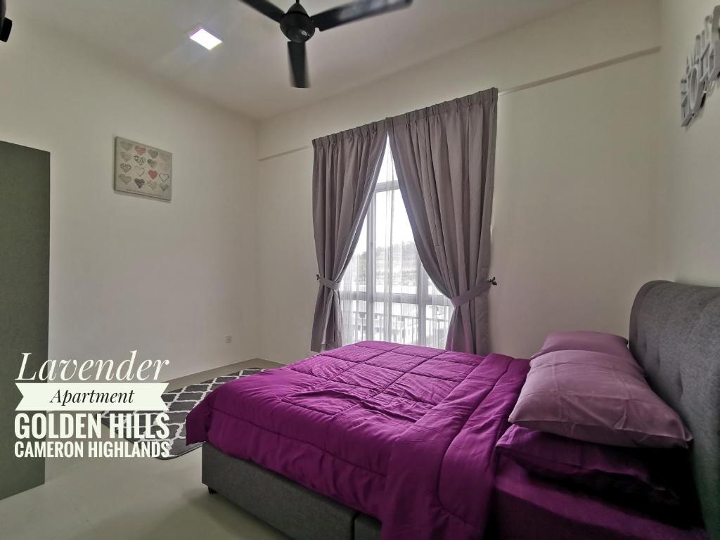 ein Schlafzimmer mit einem lila Bett und einem Fenster in der Unterkunft Lavender Apartment 1BR Golden Hills Cameron Highlands in Cameron Highlands