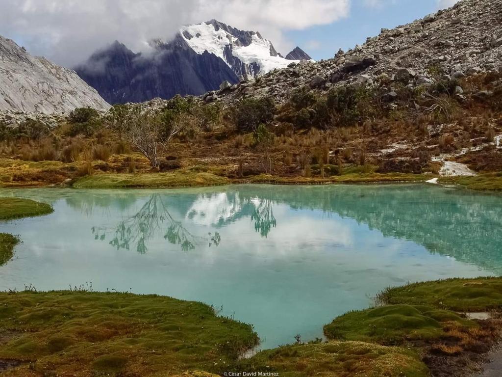 un charco de agua con una montaña en el fondo en Hotel Casa Blanca Mirador, en Güicán