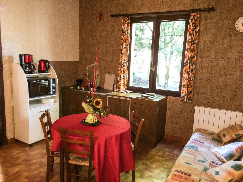 a kitchen with a table with a red table cloth at Studio duplex 1 Lac des Montagnès in Mazamet