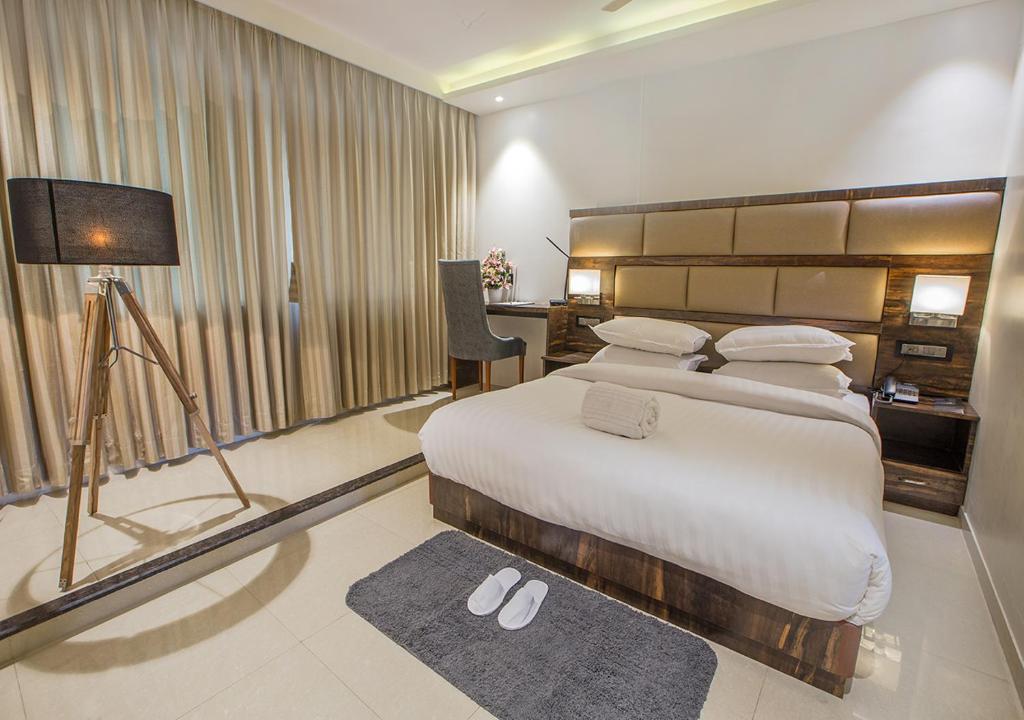 Postel nebo postele na pokoji v ubytování Aura One Hotel