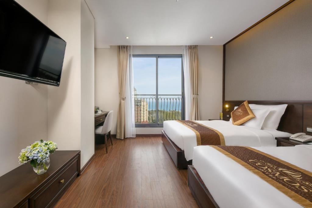 Postel nebo postele na pokoji v ubytování Cosmos Hotel Danang