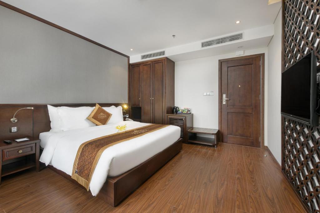 Postel nebo postele na pokoji v ubytování Cosmos Hotel Danang