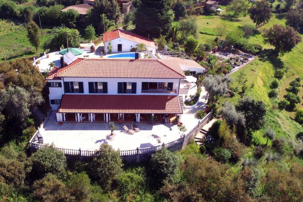 una vista aérea de una casa grande en un campo en Quinta da Granja Gardener's cottage, en Coímbra