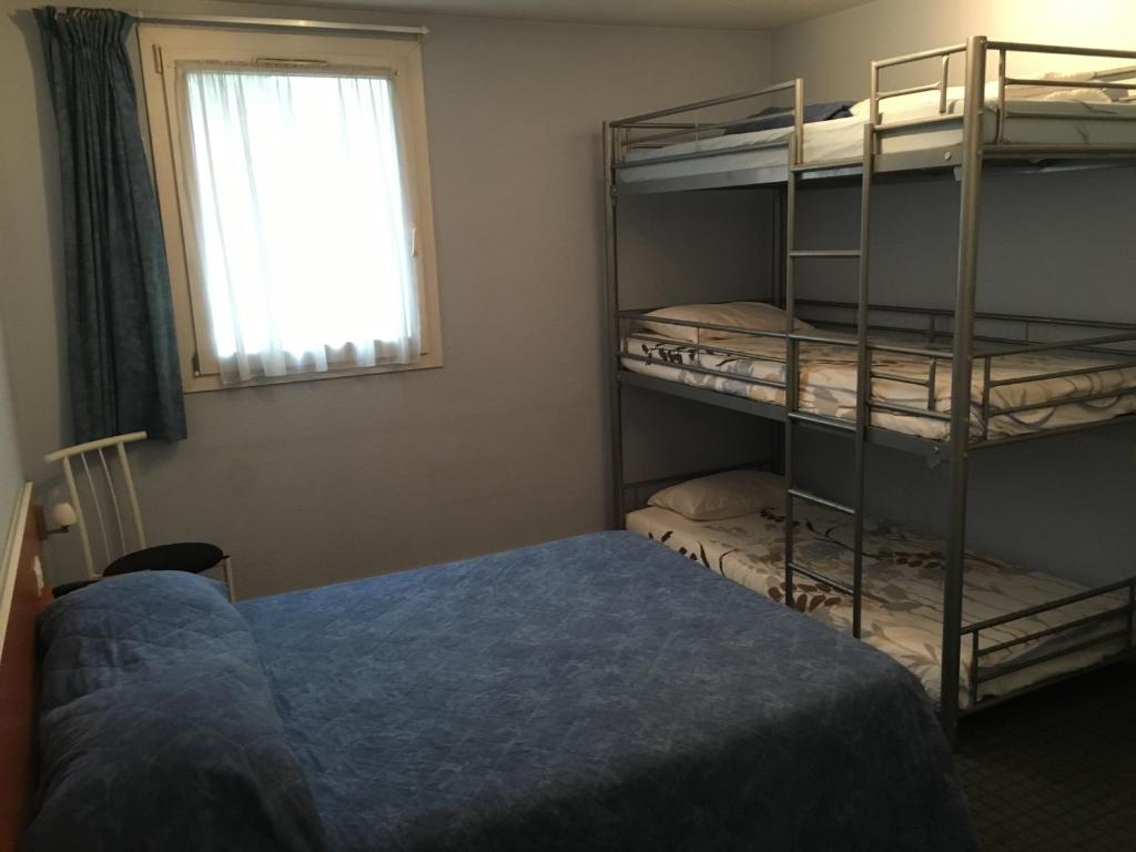 Postel nebo postele na pokoji v ubytování Hotel Lyon Sud, Pierre Benite, St Genis Laval
