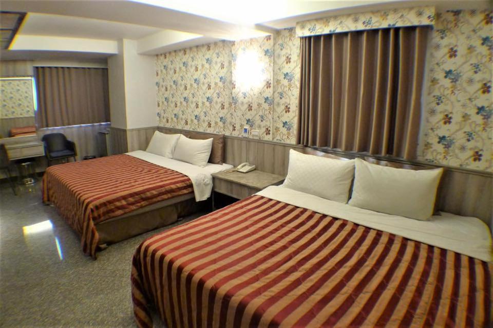 A bed or beds in a room at Lo Fo Hotel