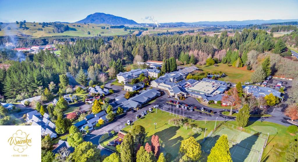 una vista aérea de una gran finca con una mansión en Wairakei Resort Taupo, en Taupo