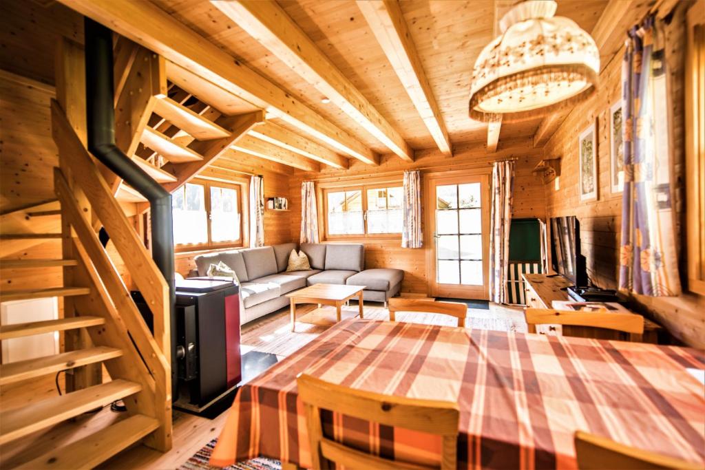 TV a/nebo společenská místnost v ubytování Chalets Trafögl
