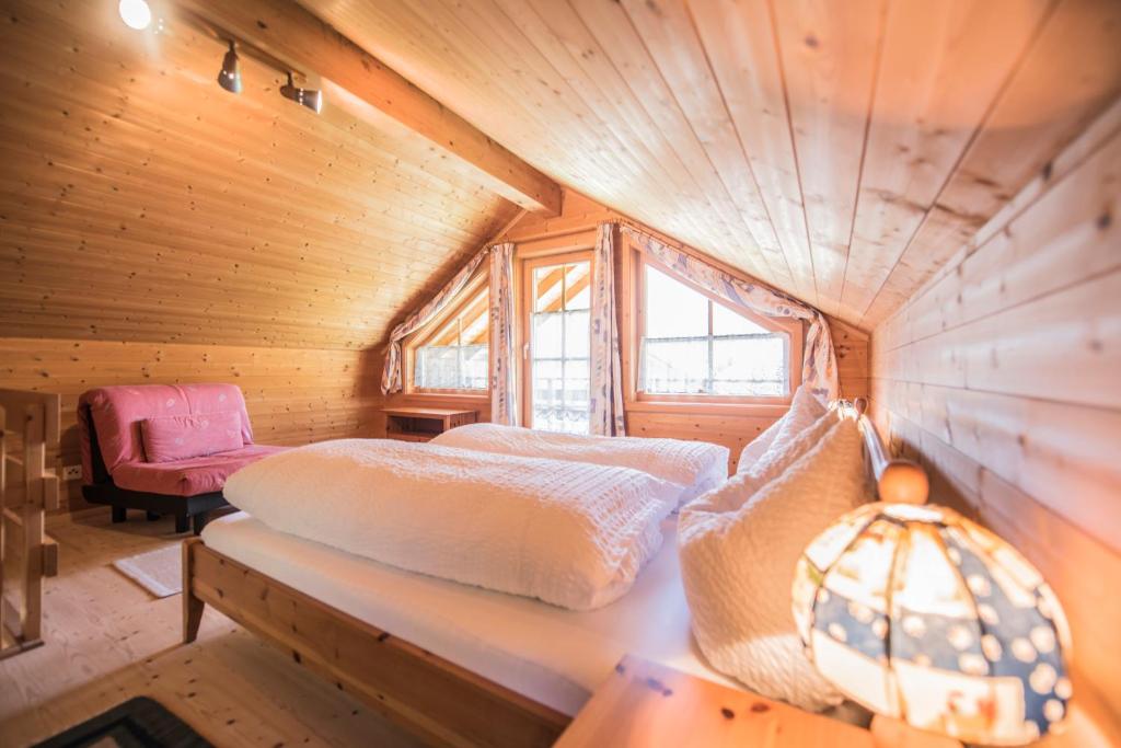 Postel nebo postele na pokoji v ubytování Chalets Trafögl