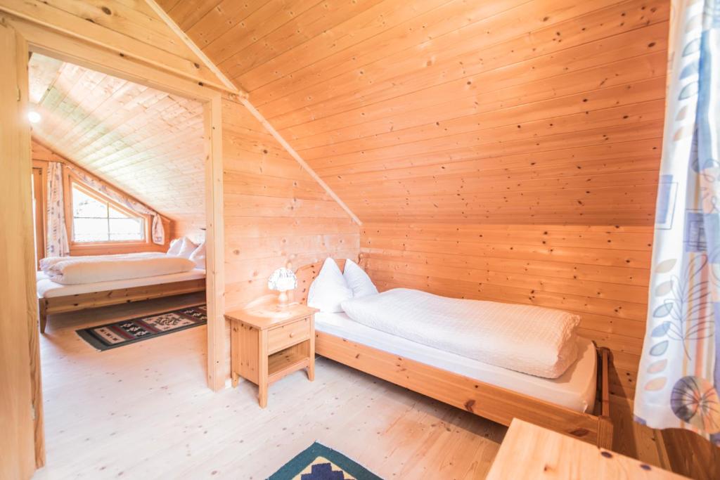 Postel nebo postele na pokoji v ubytování Chalets Trafögl