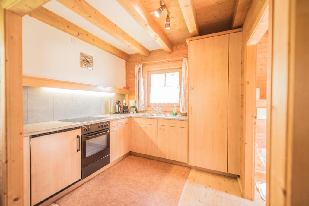 Kuchyň nebo kuchyňský kout v ubytování Chalets Trafögl