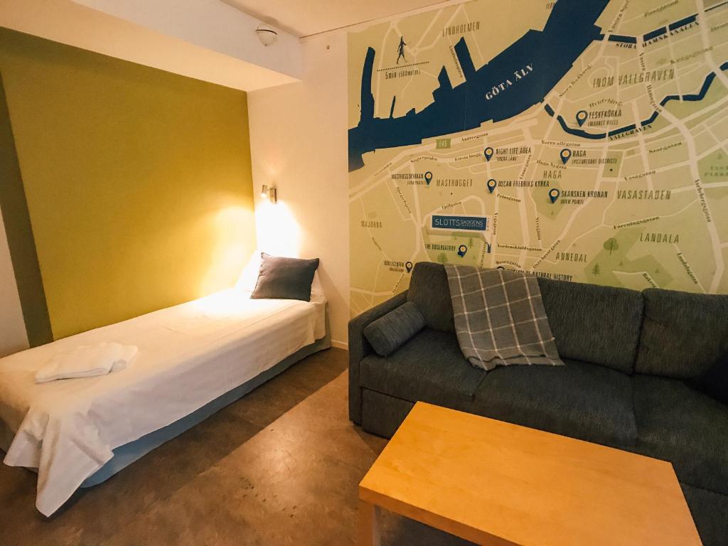 Postel nebo postele na pokoji v ubytování Slottsskogen Hotel
