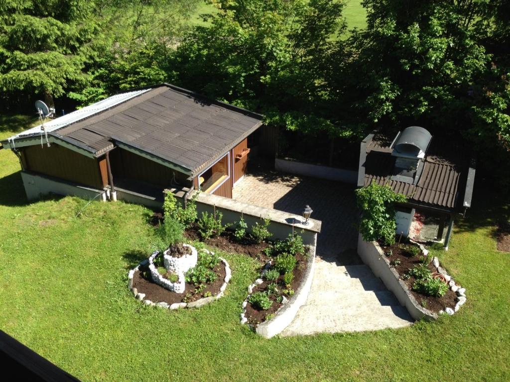 einen Blick über einen Garten mit einem Gebäude in der Unterkunft Appartements am See in Neukirchen am Großvenediger